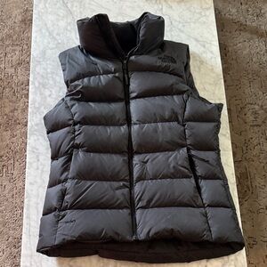 The North Face Women's Black fitted Puffer Vest XS